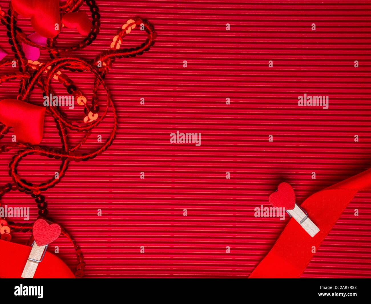 Poster mit rot und rosa Herzen, Funkeln, Glitzern, Happy Valentines Tag bei festlichen Hintergrund. Wallpaper für Valentines Tag. Liebe Konzept Stockfoto