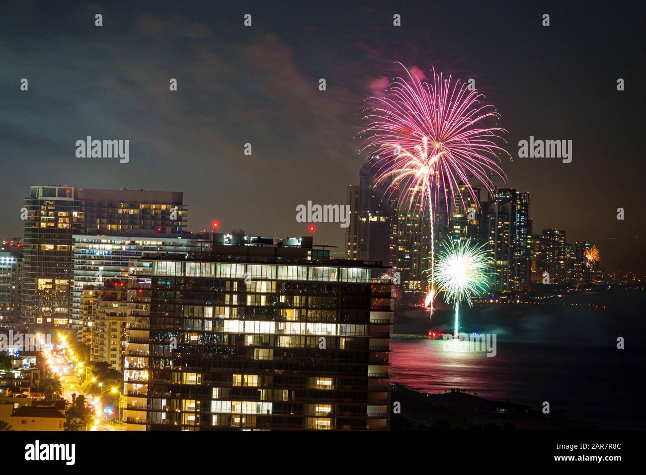 Miami Beach, Florida, Silvester, Feuerwerk Explosion, Feier, Mitternacht, Surfside Skyline, Wohnanlage Eigentumswohnungen Wohnung Stockfoto