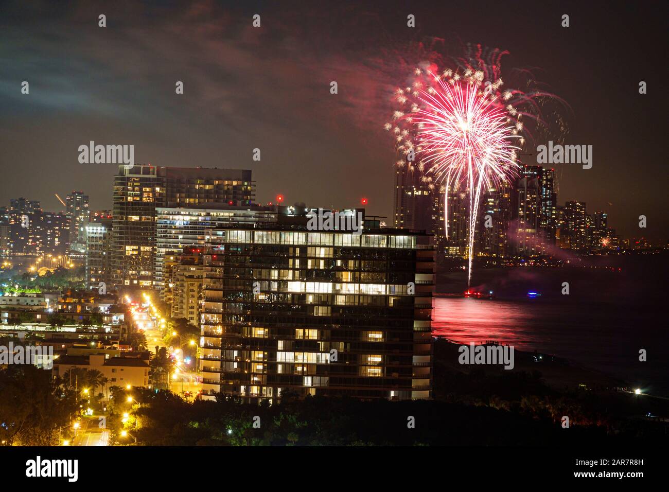 Miami Beach, Florida, Silvester, Feuerwerk Explosion, Feier, Mitternacht, Surfside Skyline, Wohnanlage Eigentumswohnungen Wohnung Stockfoto
