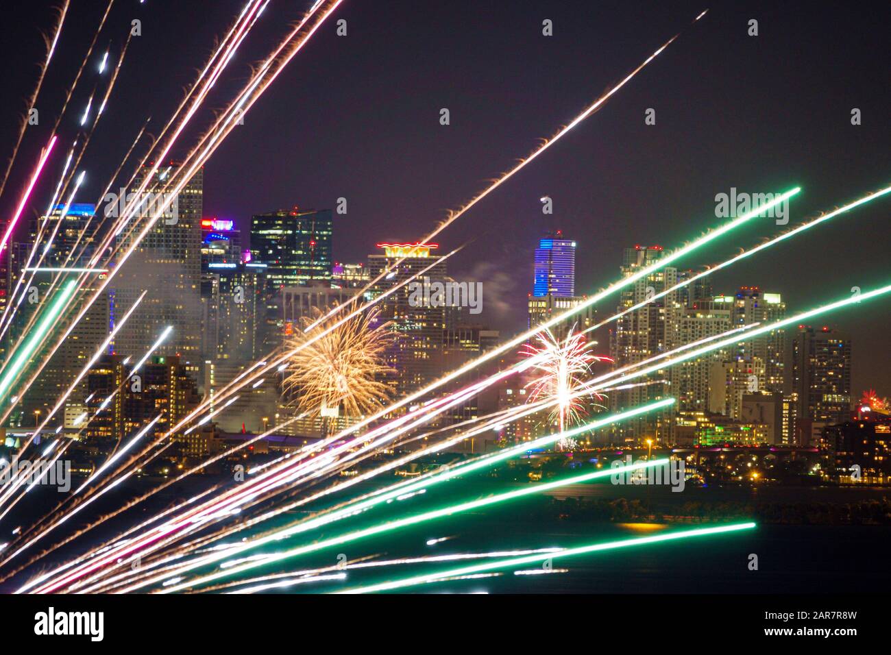 Miami Beach, Florida, Silvester, Feuerwerk Explosion, Feier, Mitternacht, Skyline der Innenstadt von Miami, Gebäude Wolkenkratzer, Besucher Stockfoto
