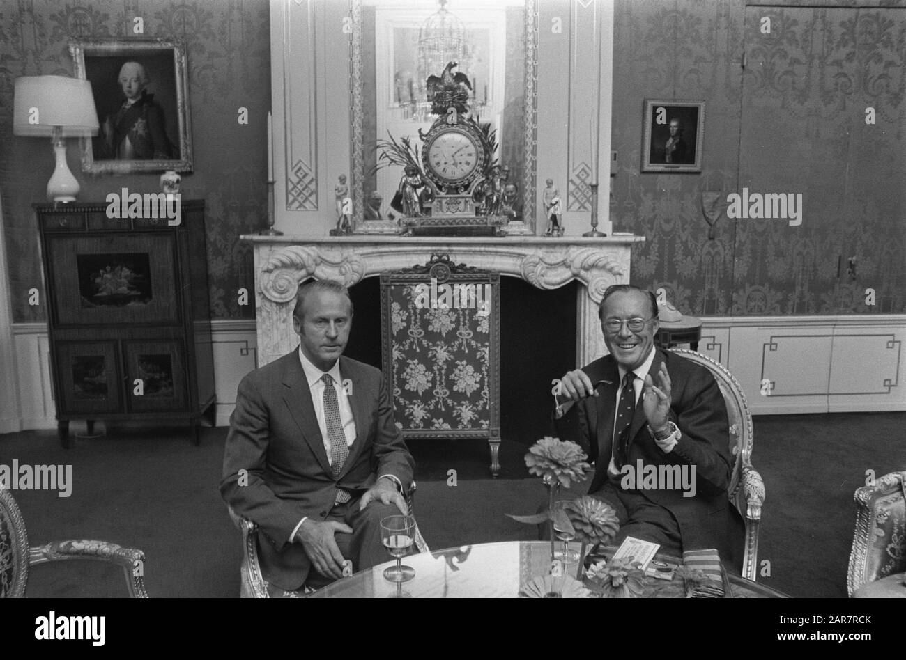 Prins Bernhard empfängt Seesegler Thor Heyerdahl bei Huis ten Bosch, Den Haag, links Heyerdahl, rechts Prins Bernhard Datum: 5. September 1970 Ort: Den Haag, Zuid-Holland Schlüsselwörter: Belege, Paläste, Fürsten, Seeleute Personenname: Bernhard, Fürst Stockfoto Prins Bernhard empfängt Seesegler Thor Heyerdahl bei Huis ten Bosch, Den Haag, links Heyerdahl, rechts Prins Bernhard Datum: 5. September 1970 Ort: Den Haag, Zuid-Holland Schlüsselwörter: Belege, Paläste, Fürsten, Seeleute Personenname: Bernhard, Fürst Stockfoto
