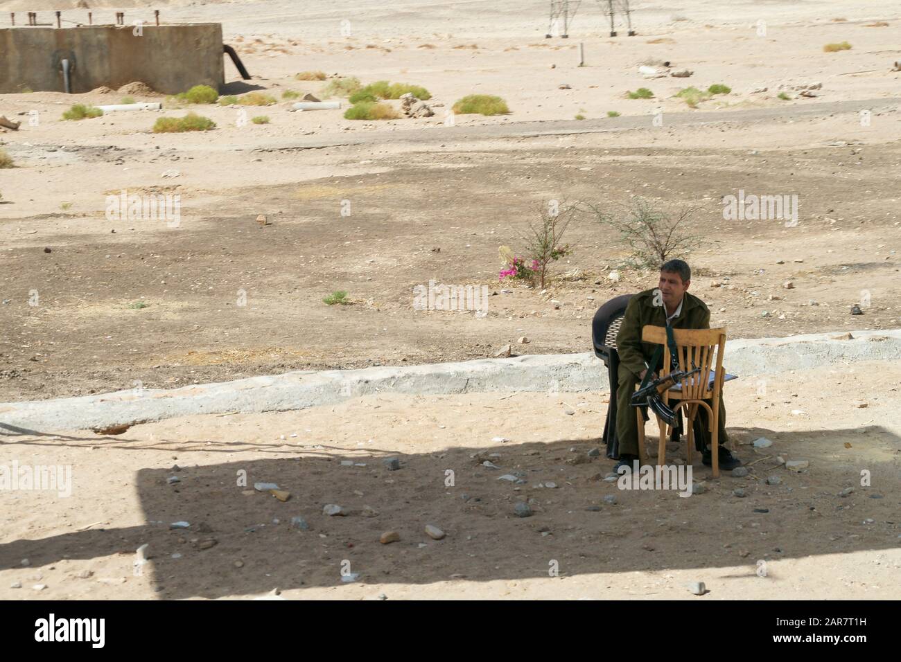 Luxor, Ägypten; Afrika. Ein Militär- oder Polizeischutz sitzt am Straßenrand in der Nähe von Luxor. Stockfoto