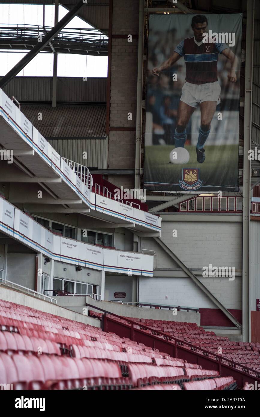 Innenansicht von der Haupttribüne am Boleyn Ground, Upton Park, dem alten Stadion des West Ham United Football Clubs vor dem Abriss - 18. Mai 2016 Stockfoto