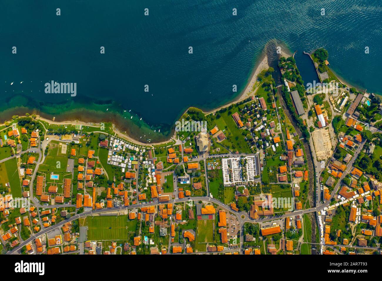 Luftbild Comer See, Dongo, Italien. Die Küste wird von blauem türkisfarbenem Wasser gewaschen Stockfoto