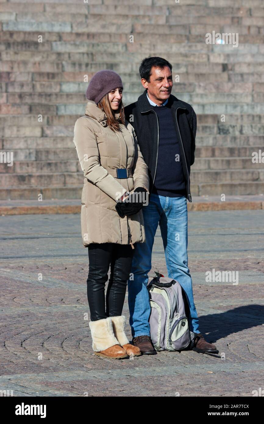 Das südeuropäischen Touristen-Paar posiert auf dem Senatsplatz in Helsinki, Finnland, für die Kamera Stockfoto