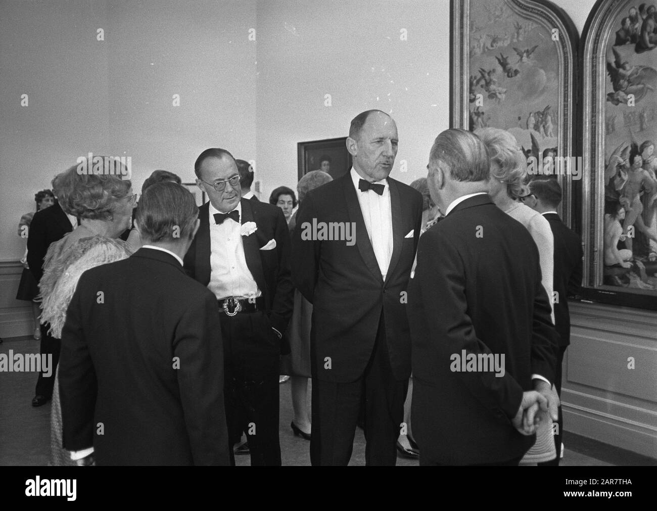 Gala-Dinner am Ende der EEC-Konferenz in der Stoffhalle in Leiden mit Königin Juliana und Prinz Bernhard Prins Bernhard vor dem Abendessen Datum: 2. Dezember 1969 Ort: Leiden, Zuid-Holland Schlüsselwörter: Gala-Diners, Konferenzen persönlicher Name: Bernhard, Name der Fürsten-Institution: Stedelijk Museum De Lakenhal Stockfoto