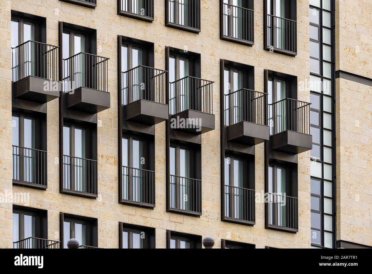 Fragment einer Fassade eines Gebäudefenster und Balkone auf dem Gebäude. Stockfoto