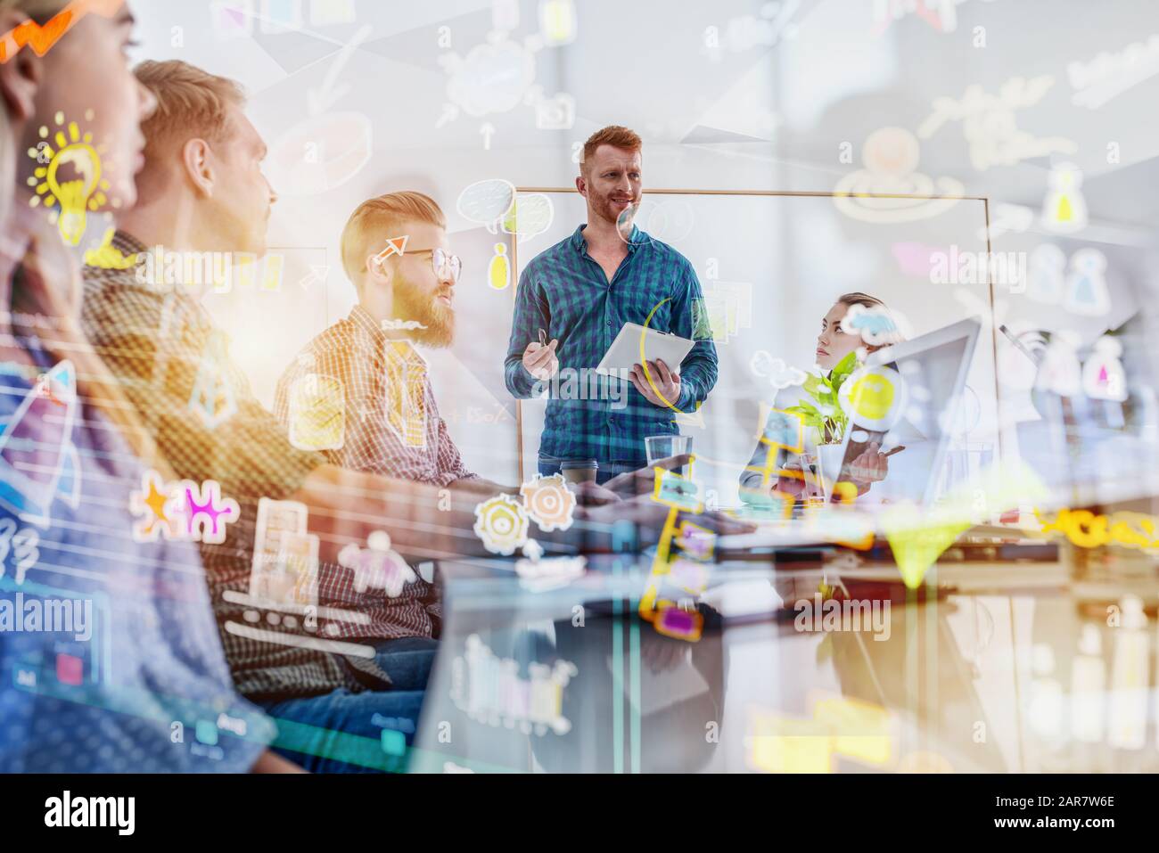 Geschäftsleute, die im Büro zusammenarbeiten. Teamarbeit und Partnerschaft mit Projektskizze Stockfoto