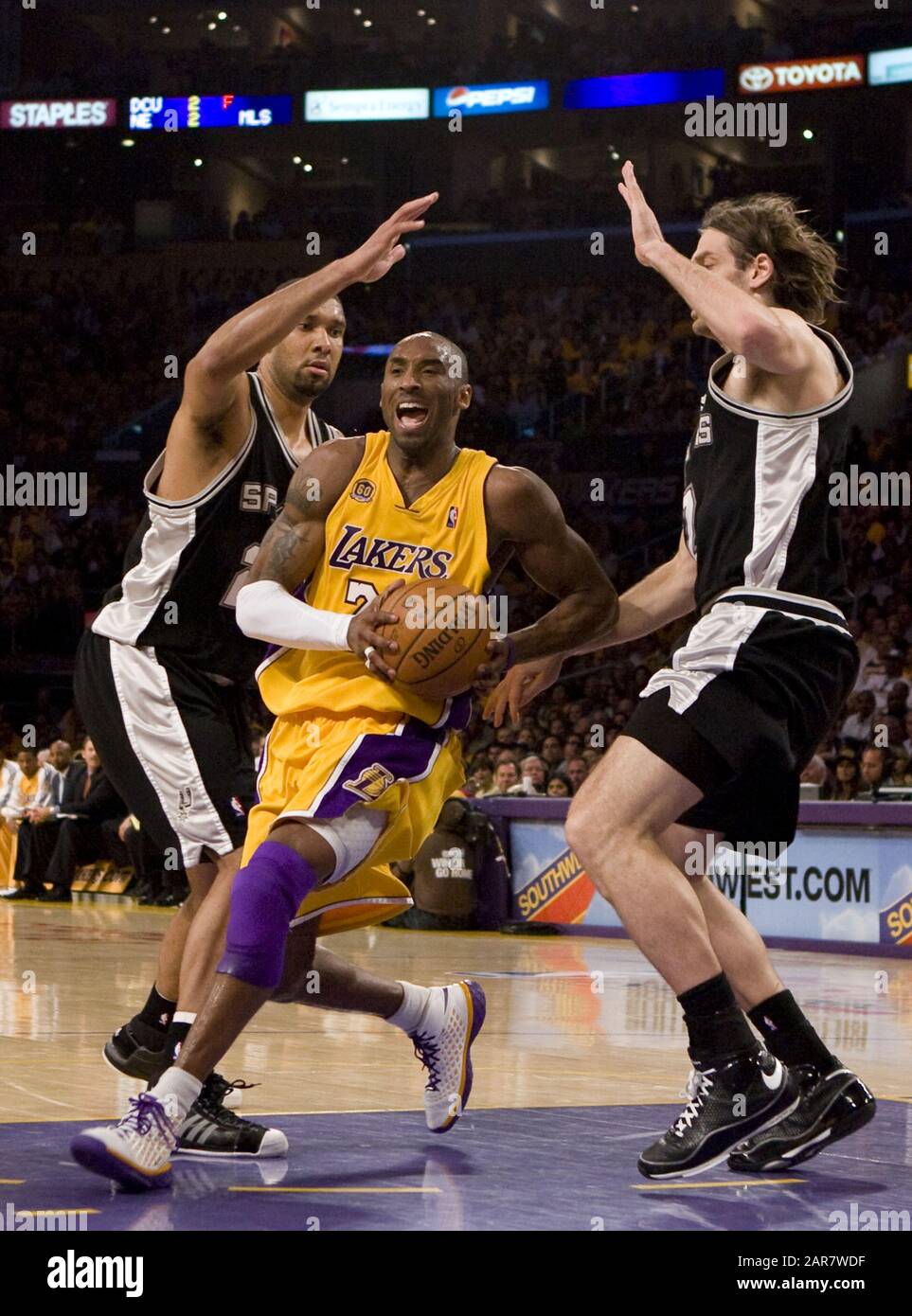 Los Angeles, KALIFORNIEN, USA. Mai 2008. Kobe Bryant, 41, stirbt beim Hubschrauberabsturz in Calabasas, Kalifornien heute Sonntag, 26. Januar 2020.Kobe Bryant von den Los Angeles Lakers (R) fährt in den Korb auf Fabricio Oberto und Tim Duncan von den San Antonio Spurs in der zweiten Hälfte Von Spiel Fünf der Western Conference Finals im Staples Center In Los Angeles, Kalifornien Donnerstag, 29. Mai 2008.Los Angles Lakers gewann das Spiel 100 bis 92 .ARMANDO ARORIZO. Kredit: Armando Arorizo/Prensa Internacional/ZUMA Wire/Alamy Live News Stockfoto