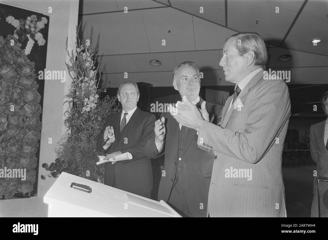 Prinz Claus eröffnet den neuen Sitz von Rabobank in Utrechter Datum: 12. September 1984 Ort: Utrechter Schlüsselwörter: Eröffnungen persönlicher Name: Claus, Name der Prinzeneinrichtung: Rabobank Stockfoto Prinz Claus eröffnet den neuen Sitz von Rabobank in Utrechter Datum: 12. September 1984 Ort: Utrechter Schlüsselwörter: Eröffnungen persönlicher Name: Claus, Name der Prinzeneinrichtung: Rabobank Stockfoto
