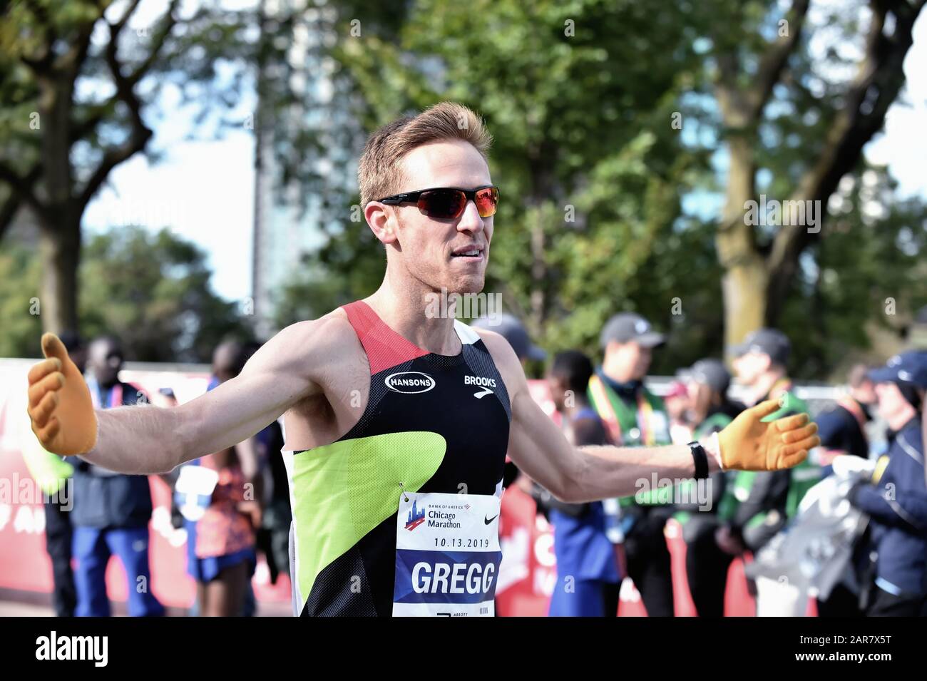 Chicago, Illinois, USA. Brendan Greg aus den Vereinigten Staaten begrüßte den Zieleinlauf mit offenen Armen beim Chicago-Marathon 2019. Stockfoto