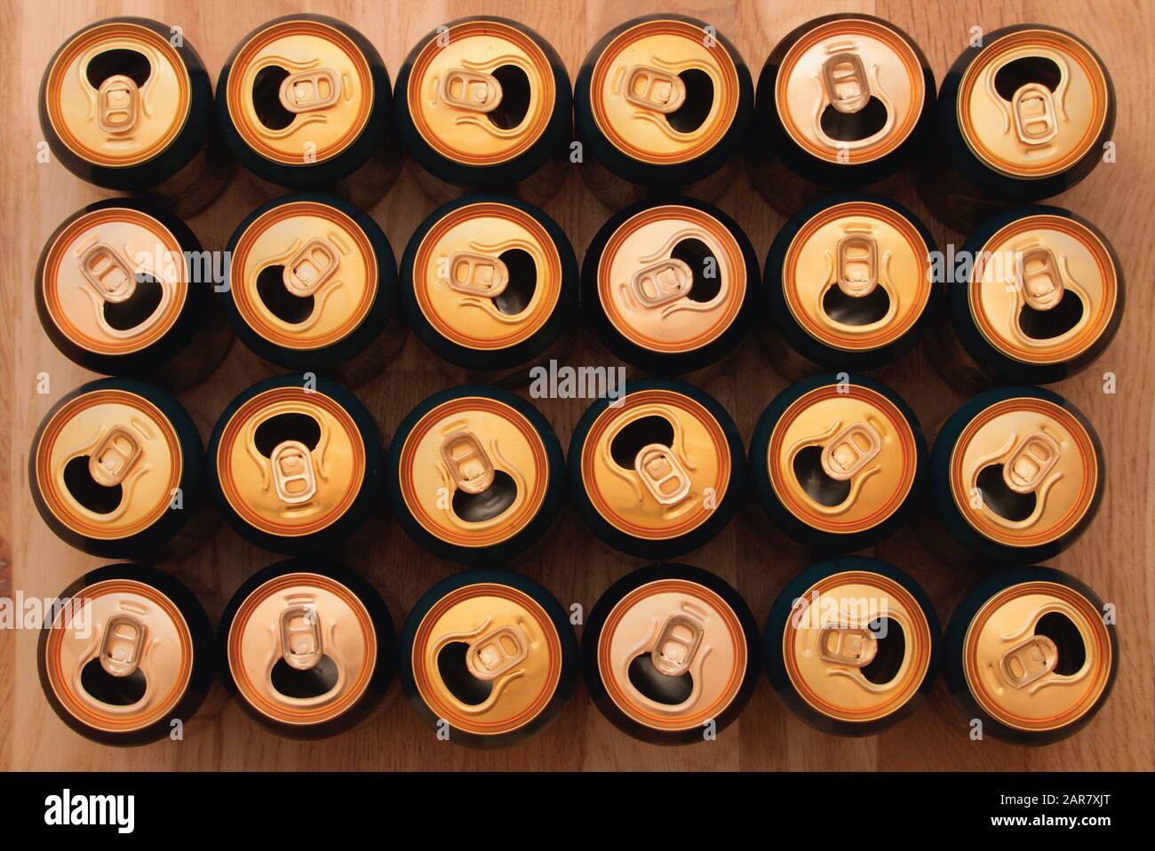 48 offene Bierdosen stehen auf Holzboden. Ansicht von oben Stockfoto