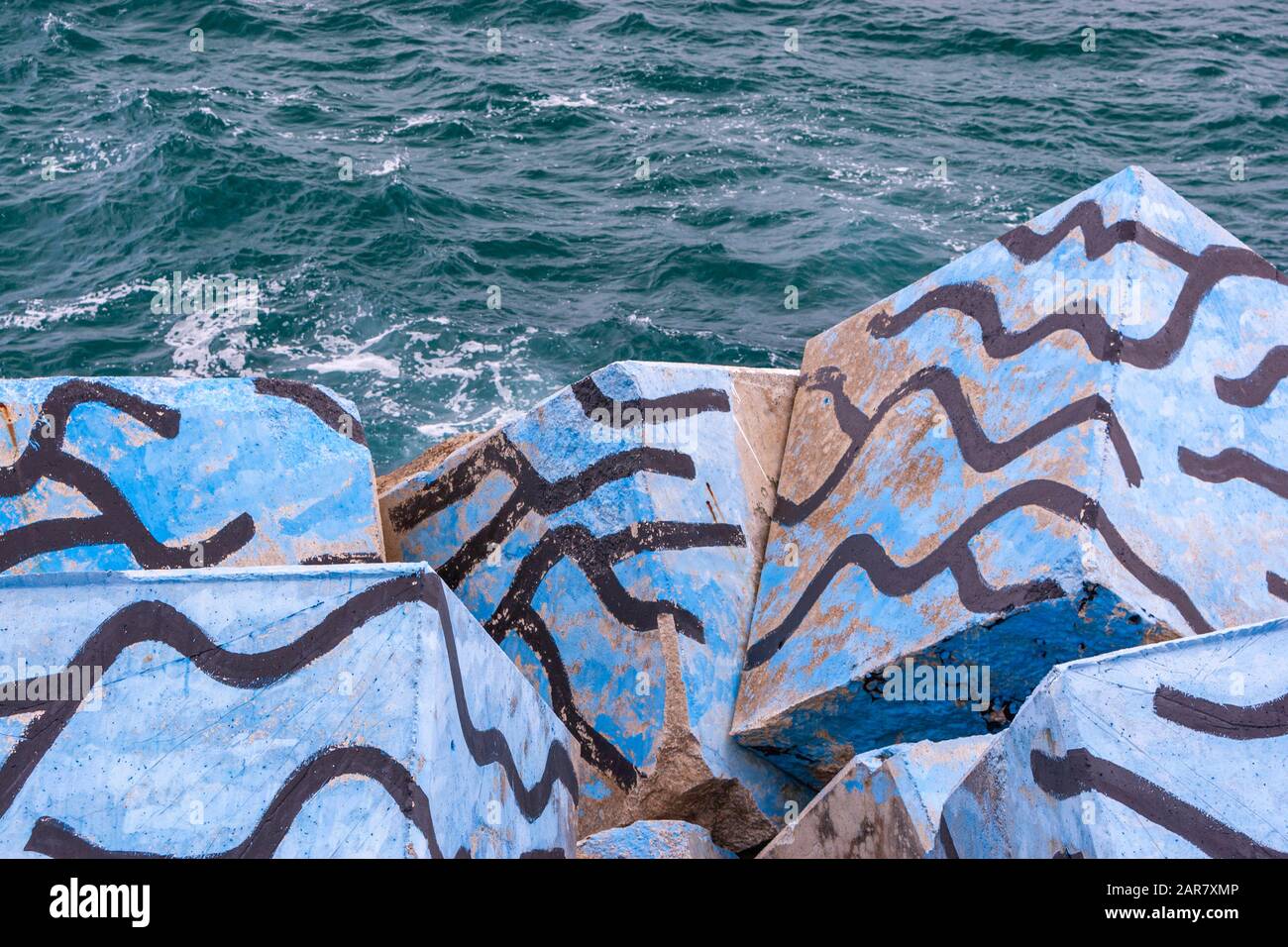 Los Cubos de la Memoria, Die Memory-Cubes von Agustín Ibarrola im Hafen von Llanes, Asturien, Spanien Stockfoto