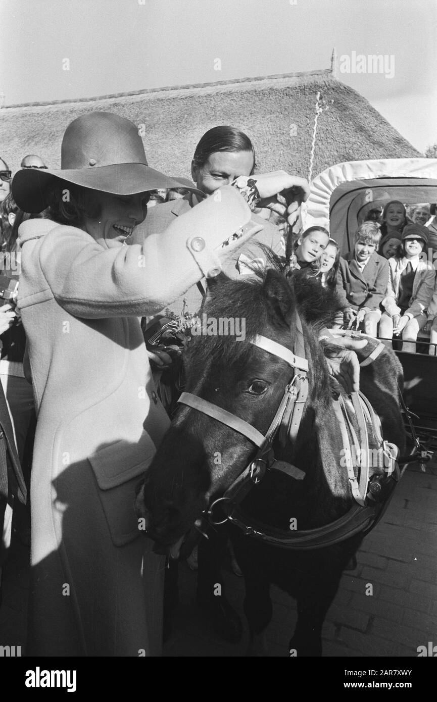 Prinzessin Beatrix und Prinz Claus eröffnen Nationale Landwirtschaftsveranstaltung Flevohof in Flevopolder Prinzessin Beatrix und Prinz Claus zu einem Pony Datum: 21. Mai 1971 Ort: Biddinghuizen, Dronten, Flevoland Schlüsselwörter: Landwirtschaft, Veranstaltungen, Eröffnungen, Ponys, Prinzessinnen, Exponate Personenname: Beatrix (Prinzessin Niederlande), Claus (Prinz Niederlande) Stockfoto