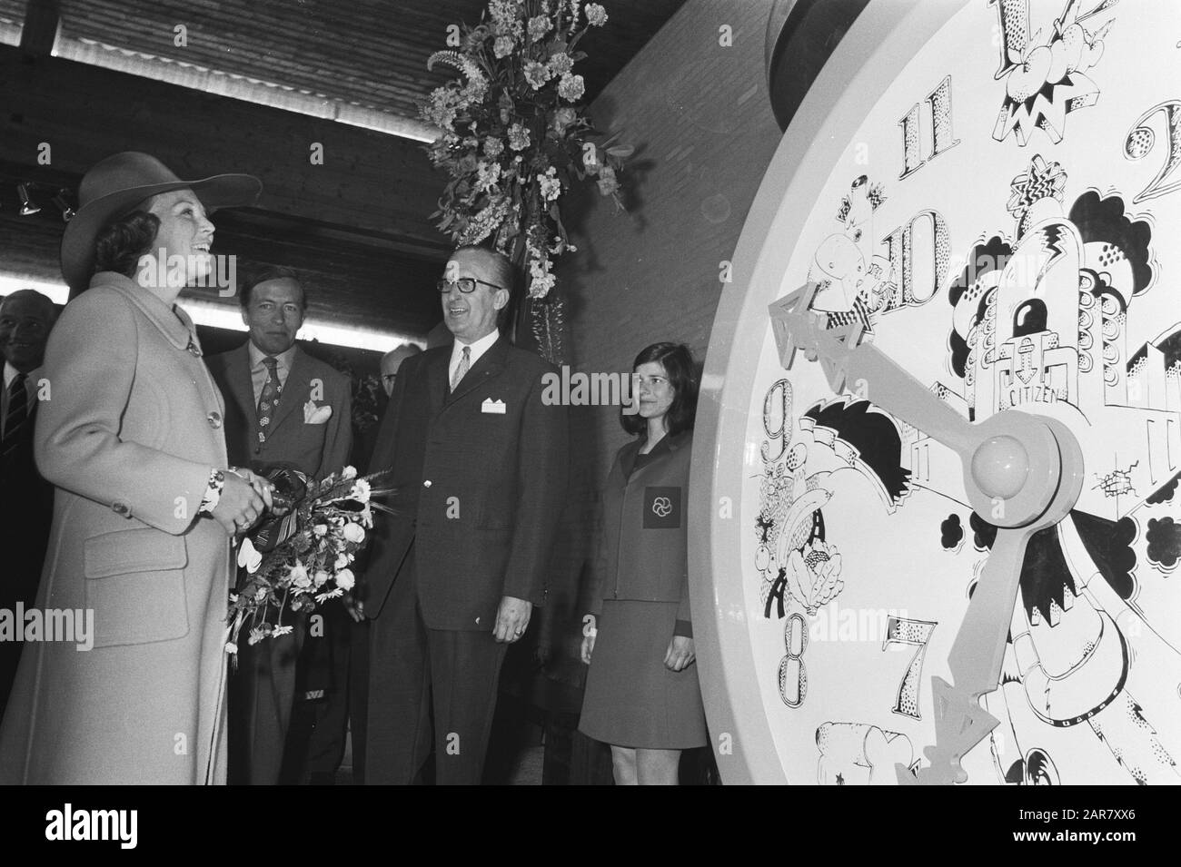 Prinzessin Beatrix und Prinz Claus eröffnen Nationale Landwirtschaftsveranstaltung Flevohof in Flevopolder Prinzessin Beatrix und Prinz Claus an einem gigantischen Wecker Datum: 21. Mai 1971 Ort: Biddinghuizen, Dronten, Flevoland Schlüsselwörter: Glocken, Landwirtschaft, Veranstaltungen, Öffnungen, Prinzen, Prinzessinnen, Ausstellungen persönlicher Name: Beatrix (Prinzessin Niederlande), Claus (Prinz) Niederlande Stockfoto