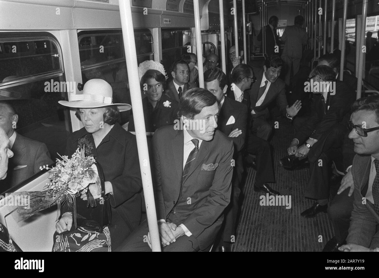 Prinzessin Beatrix und Prins Claus über die Inbetriebnahme der Verbindung Hollands Spoor und Des Haager Hauptbahnhofs Prinzessin Beatrix und Prinz Claus in der Straßenbahn/Datum: 28. Mai 1976 Schlagwörter: Prinzen, Prinzessinnen, Straßenbahnen Personenname: Beatrix, Prinzessin, Claus, Prinz, Hollands Spoor Stockfoto