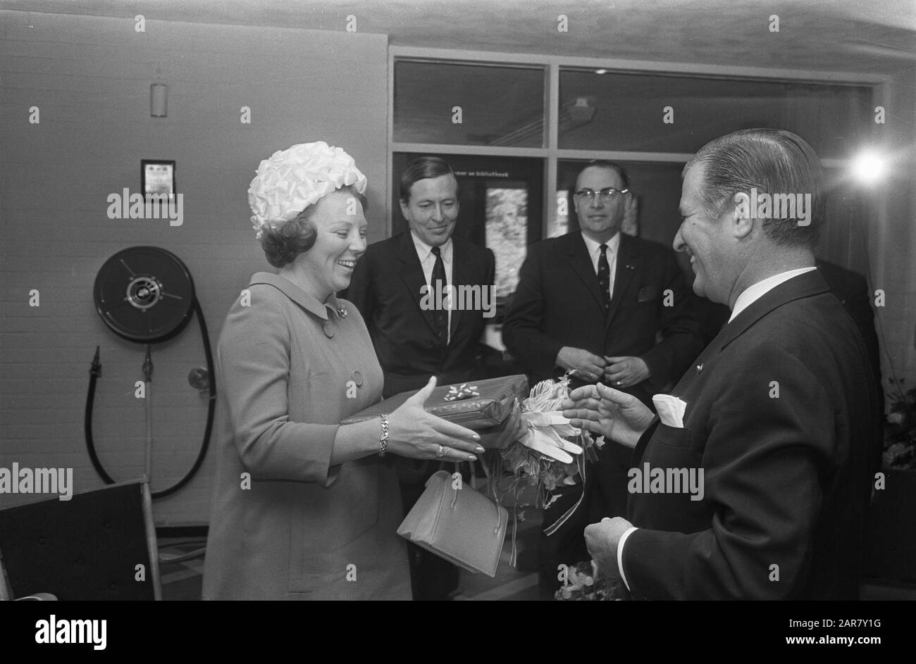 Prinzessin Beatrix und Prinz Claus bei Kriegsopfern in Doorn. Gruppenfoto Bewohner und Fürstliches Paar Datum: 31. Mai 1968 Ort: Doorn Schlüsselwörter: War VICTIMS persönlicher Name: Beatrix, Prinzessin, Claus, Prinz Stockfoto