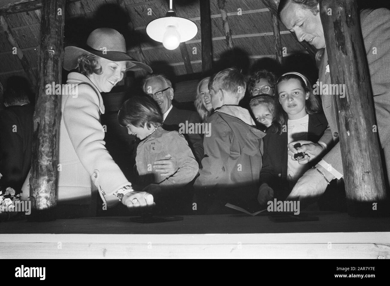 Prinzessin Beatrix und Prinz Claus eröffnen Nationale Landwirtschaftsveranstaltung Flevohof in Flevopolder Prinzessin Beatrix und Prinz Claus mit einer Gruppe von Kindern Datum: 21. Mai 1971 Ort: Biddinghuizen, Dronten, Flevoland Schlüsselwörter: Kinder, Landwirtschaft, Veranstaltungen, Eröffnungen, Prinzessinnen, Exponate Personenname: Beatrix (Prinzessin Niederlande), Claus (Prinz Niederlande) Stockfoto