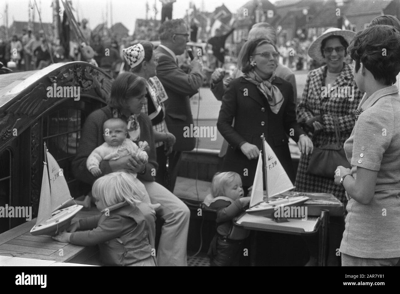 Prinzessin Beatrix und Prinz Claus eröffnen mit dem neuen Jachthafen von Spakenburg Datum: 23. Mai 1970 Ort: Spakenburg, Utrechter Schlüsselwörter: Yachthäfen, Öffnungen, Fürsten, Prinzessinnen persönlicher Name: Beatrix, Prinzessin, Claus, Fürst Stockfoto
