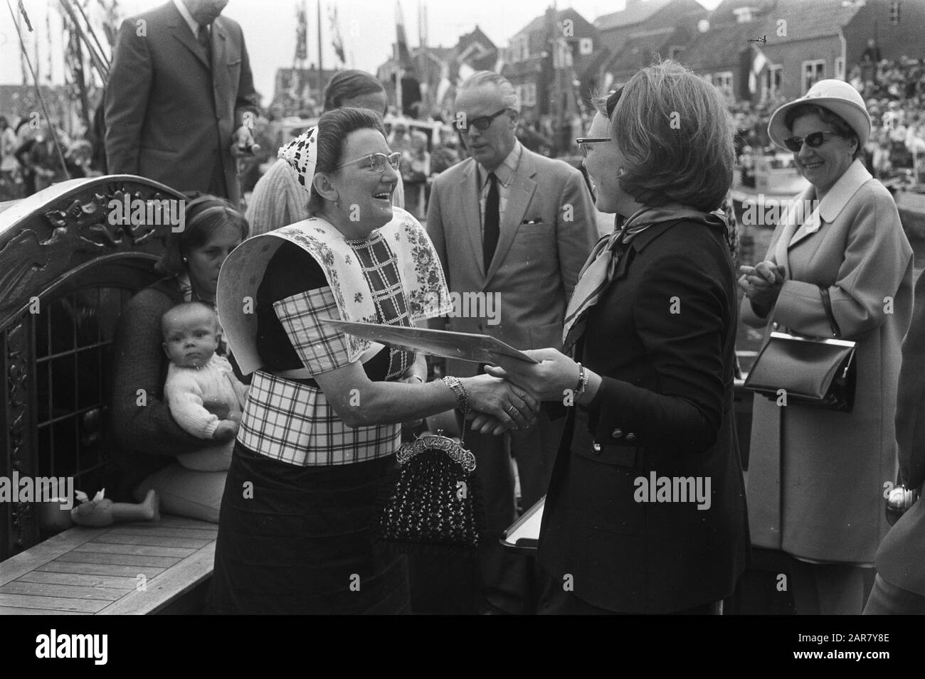 Prinzessin Beatrix und Prinz Claus eröffnen mit dem neuen Jachthafen von Spakenburg Datum: 23. Mai 1970 Ort: Spakenburg, Utrechter Schlüsselwörter: Yachthäfen, Öffnungen, Fürsten, Prinzessinnen persönlicher Name: Beatrix, Prinzessin, Claus, Fürst Stockfoto