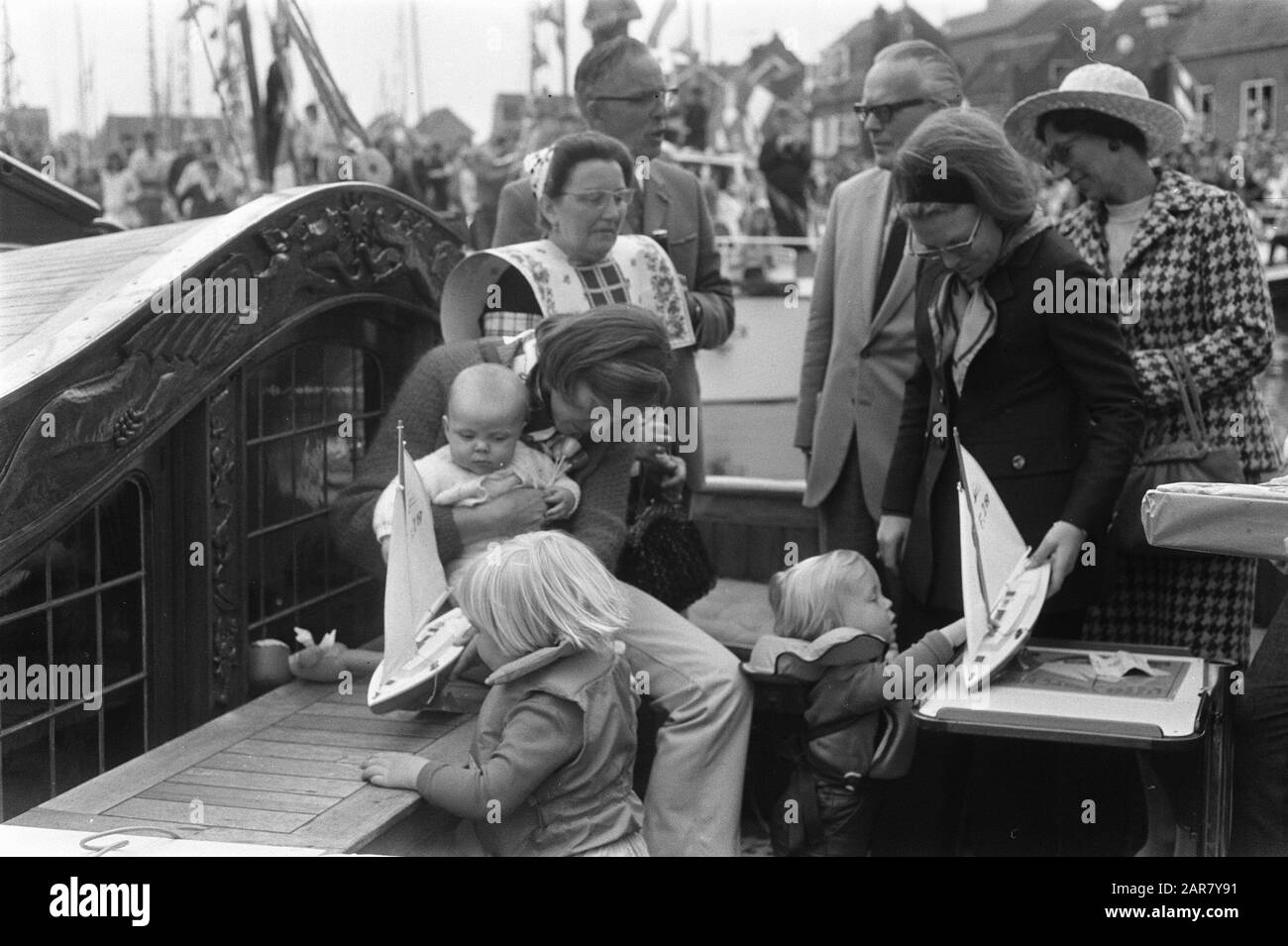 Prinzessin Beatrix und Prinz Claus eröffnen mit dem neuen Jachthafen von Spakenburg Datum: 23. Mai 1970 Ort: Spakenburg, Utrechter Schlüsselwörter: Yachthäfen, Öffnungen, Fürsten, Prinzessinnen persönlicher Name: Beatrix, Prinzessin, Claus, Fürst Stockfoto