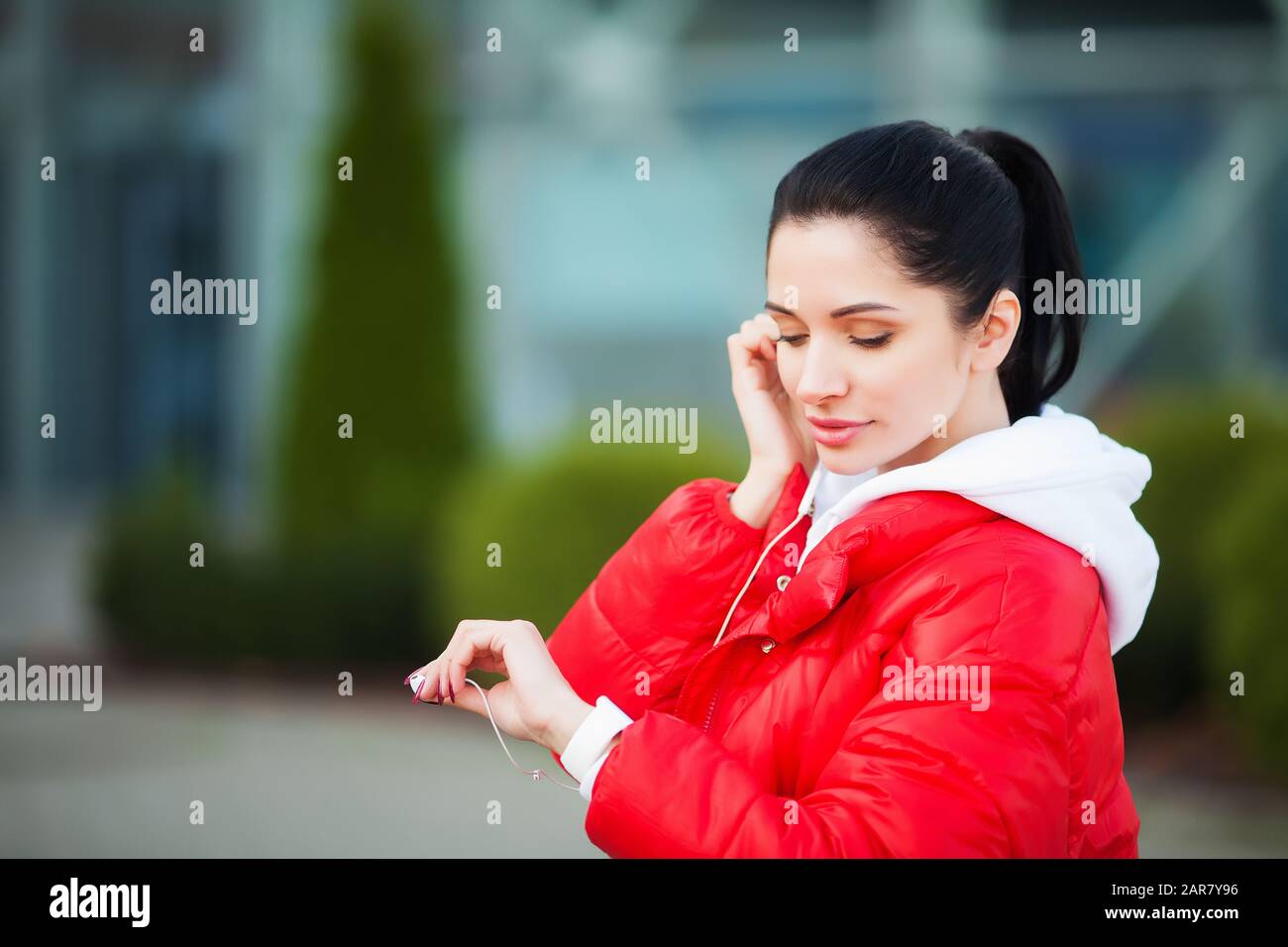 Fitness Mädchen. Hübsche sportliche Mädchen laufen und hören Musik Outdoor. Gesund leben in der großen Stadt Stockfoto