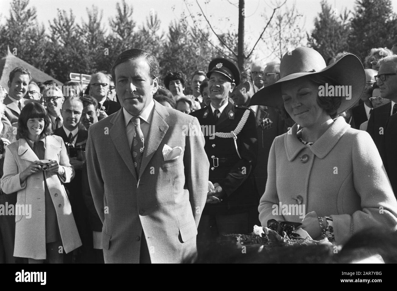 Prinzessin Beatrix und Prinz Claus eröffnen Nationale Landwirtschaftsveranstaltung Flevohof in Flevopolder Prinzessin Beatrix und Prinz Claus während der Tour Datum: 21. Mai 1971 Ort: Biddinghuizen, Dronten, Flevoland Schlüsselwörter: Landwirtschaft, Veranstaltungen, Eröffnungen, Prinzen, Prinzessinnen, Ausstellungen persönlicher Name: Beatrix Claus (Prinzessin Niederlande), (Prinz Niederlande) Stockfoto