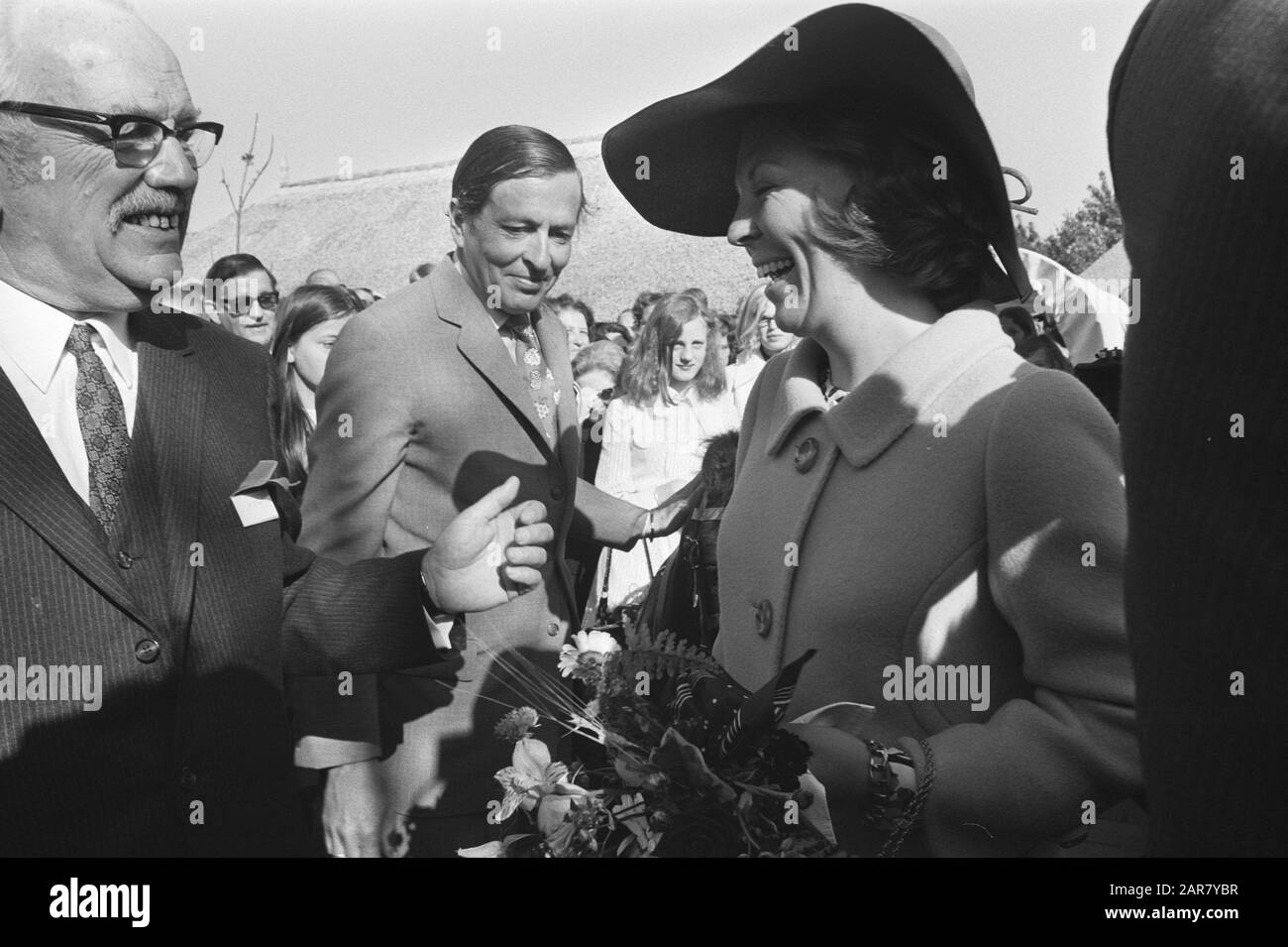 Prinzessin Beatrix und Prinz Claus eröffnen Nationale Landwirtschaftsveranstaltung Flevohof in Flevopolder Prinzessin Beatrix und Prinz Claus während der Tour Datum: 21. Mai 1971 Ort: Biddinghuizen, Dronten, Flevoland Schlüsselwörter: Landwirtschaft, Veranstaltungen, Eröffnungen, Prinzen, Prinzessinnen, Ausstellungen persönlicher Name: Beatrix Claus (Prinzessin Niederlande), (Prinz Niederlande) Stockfoto