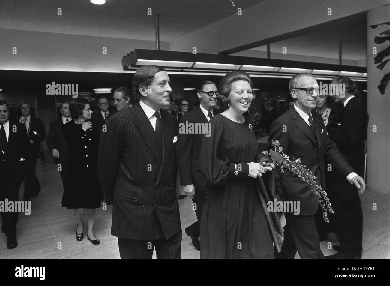 Prinzessin Beatrix und Prinz Claus Live-Künstler helfen Unicef im niederländischen Kongressgebäude Den Haag Datum: 14. Dezember 1972 Standort: Den Haag, Zuid-Holland Schlüsselwörter: Prinzessinnen, Prinzessinnen persönlicher Name: Beatrix, Prinzessin, Claus, Name der Prinzeneinrichtung: Kongressgebäude, UNICEF Stockfoto