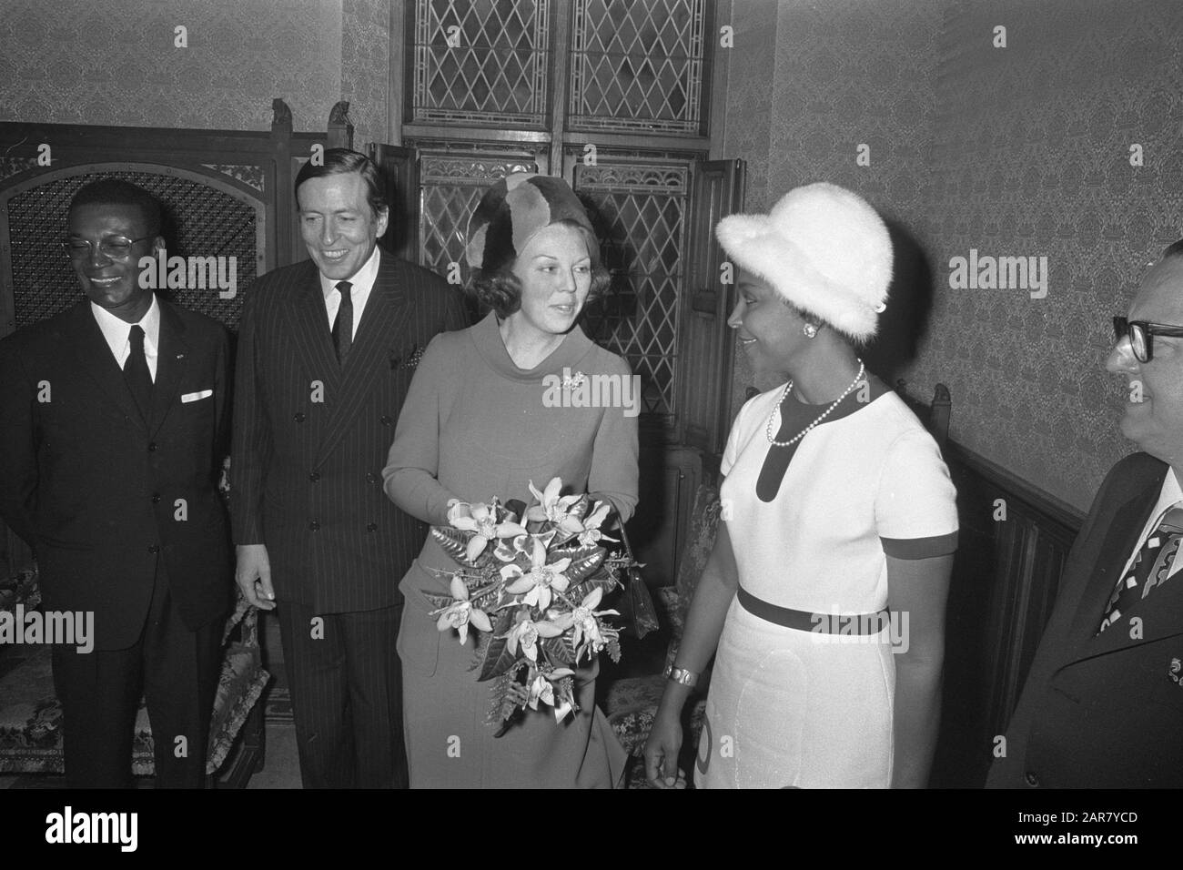Prinzessin Beatrix und Prins Claus nehmen an der Eröffnung der parlamentarischen Konferenz der Vereinigung der afrikanischen Länder der EWG in den Haag Teil Datum: 12. Januar 1972 Ort: Den Haag, Zuid-Holland Schlüsselwörter: Konferenzen, Fürsten, Prinzessinnen persönlicher Name: Beatrix, Prinzessin, Claus, Name der Fürsten-Institution: EEG Stockfoto