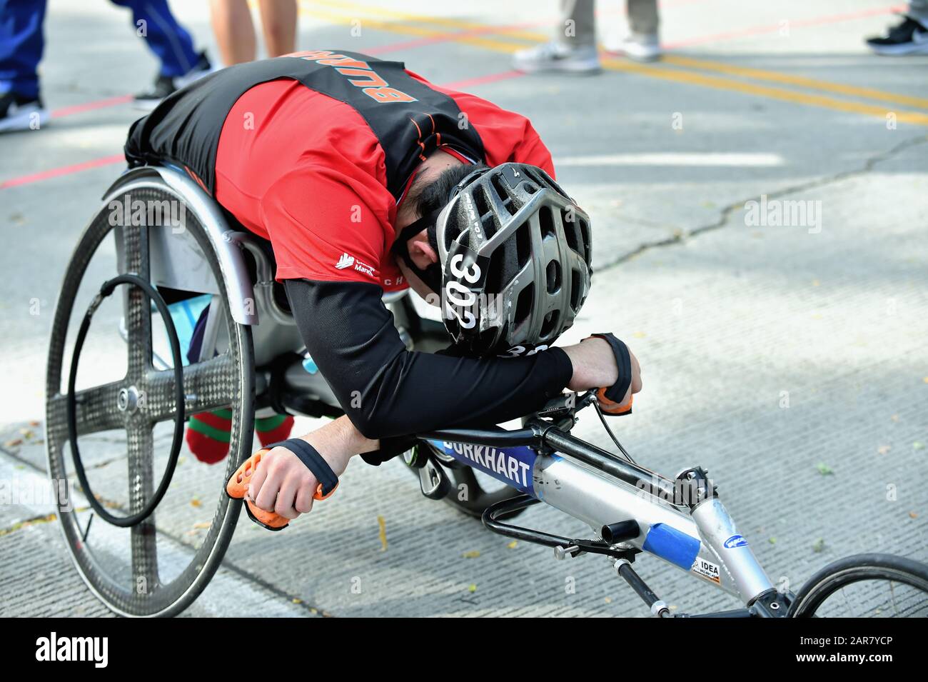 Chicago, Illinois, USA. Der erschöpfte Rollstuhlsportler Ethan Burkhart von den Unites States ruht kurz hinter der Ziellinie beim Chicago-Marathon 2019 Stockfoto