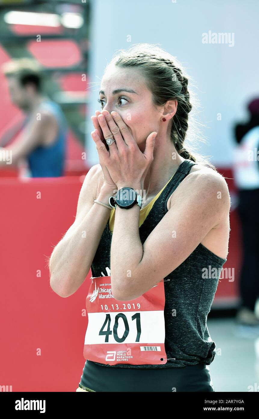 Chicago, Illinois, USA. Die ausdrucksstarken Augen von Marie-Ange Brumelot aus Frankreich reagieren auf ihre Endzeit beim Chicago-Marathon 2019. Stockfoto