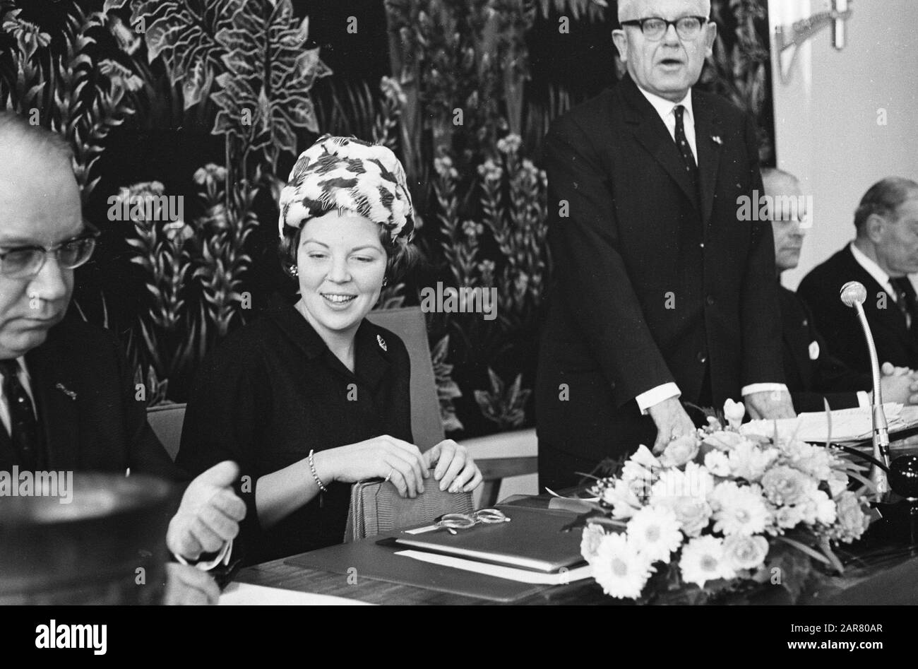 Das Treffen der SER mit Prinzessin Beatrix nahm in den Haag Teil. Der Dr. Hub. L. Jansen (Sekretär) Fänge fliegen zur Freude der Prinzessin Datum: 22. November 1963 Ort: Den Haag, Zuid-Holland Schlüsselwörter: Meetings, Prinzessinnen, Sekretärinnen Personenname: Beatrix, Prinzessin Stockfoto