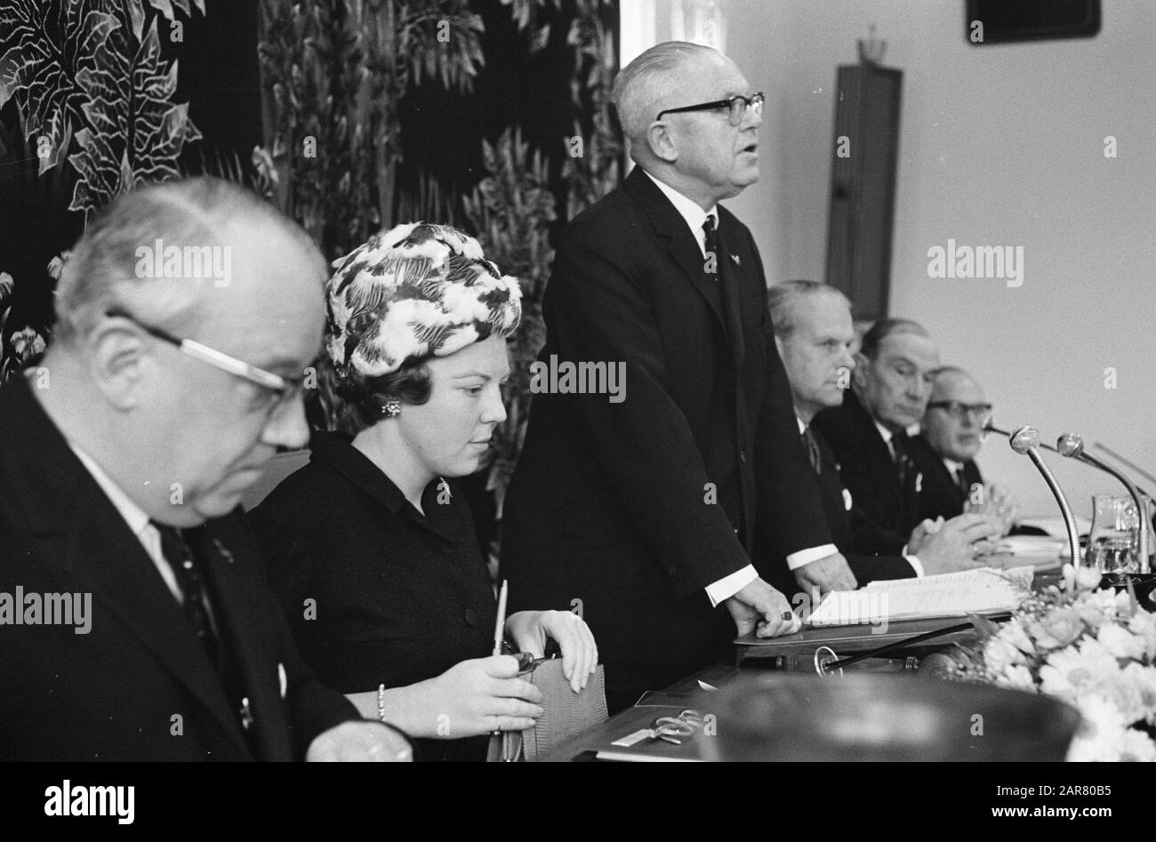 Das Treffen der SER mit Prinzessin Beatrix nahm in den Haag Teil. Der Dr. Hub. L. Jansen (Sekretär) Fänge fliegen zur Freude der Prinzessin Datum: 22. November 1963 Ort: Den Haag, Zuid-Holland Schlüsselwörter: Meetings, Prinzessinnen, Sekretärinnen Personenname: Beatrix, Prinzessin Stockfoto