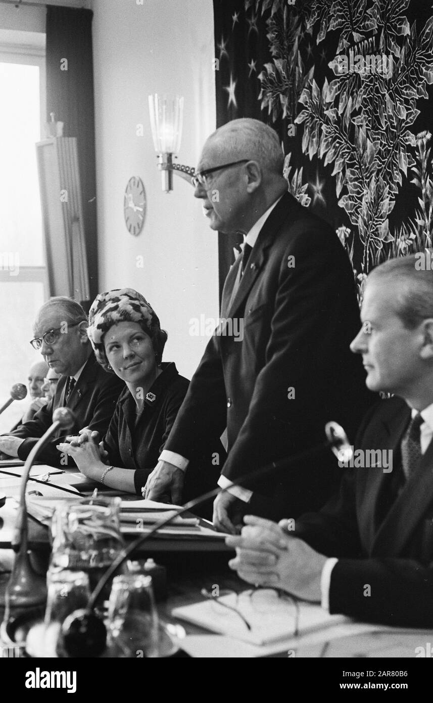 Das Treffen der SER mit Prinzessin Beatrix nahm am drs in den Haag Teil. Nabe. L. Jansen (Sekretär), Beatrix, Professor Dr. G.M. Verrijn Stuart und H.J. de Koster Datum: 22. November 1963 Ort: Den Haag, Zuid-Holland Schlüsselwörter: Meetings, Sekretärinnen persönlicher Name: Beatrix, Prinzessin, Jansen, Hub.L., Koster, H.J. de, Verrijn Stuart, G.M. Stockfoto