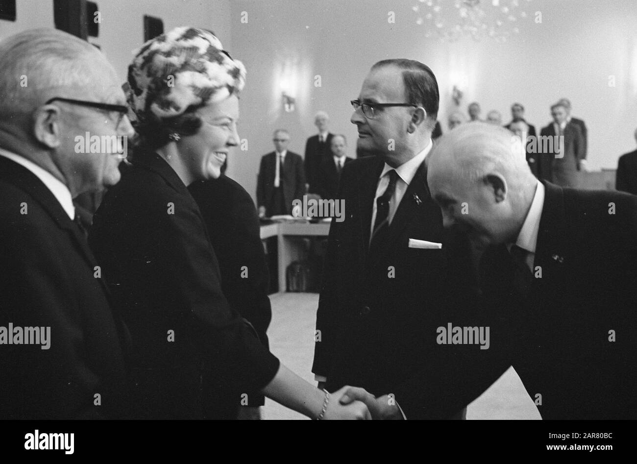 Das Treffen der SER mit Prinzessin Beatrix nahm in den Haag Teil. Der Dr. Hub. L. Jansen (Sekretär) Fänge fliegen zur Freude der Prinzessin Datum: 22. November 1963 Ort: Den Haag, Zuid-Holland Schlüsselwörter: Meetings, Prinzessinnen, Sekretärinnen Personenname: Beatrix, Prinzessin Stockfoto