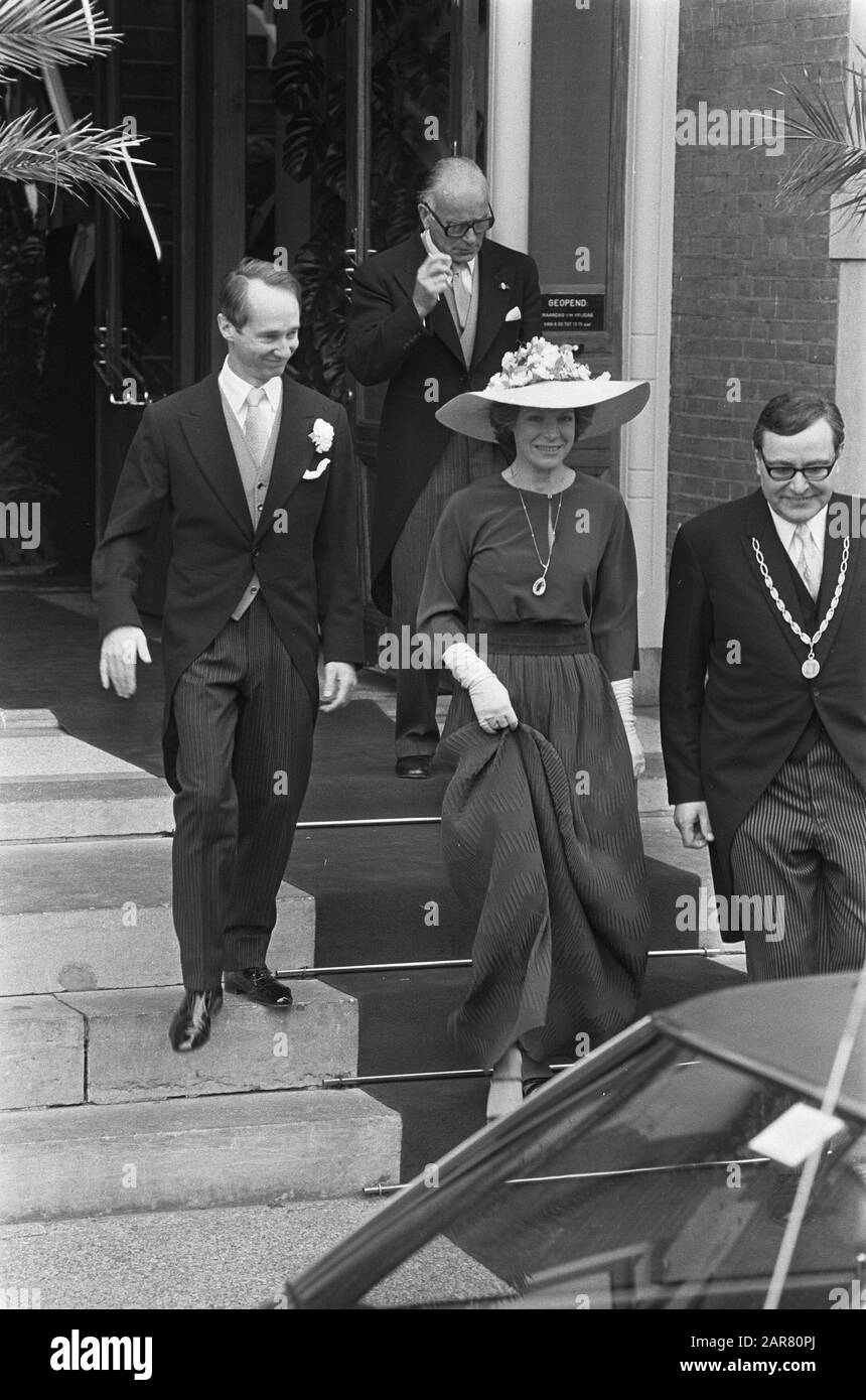 Ehe Prinzessin Christina und Jorge Guillermo; Abschluss der standesamtlichen Ehe im Rathaus der Baarnprinzessin Irene und Carlos Hugo von Bourbon-Parma Verlassen des Rathauses Datum: 28. Juni 1975 Ort: Baarn, Utrechter (prov.) Schlüsselwörter: Ehen, Prinzessinnen, Rathäuser Personenname: Bourbon-Parma, Carlos Hugo van, Irene, Prinzessin Stockfoto