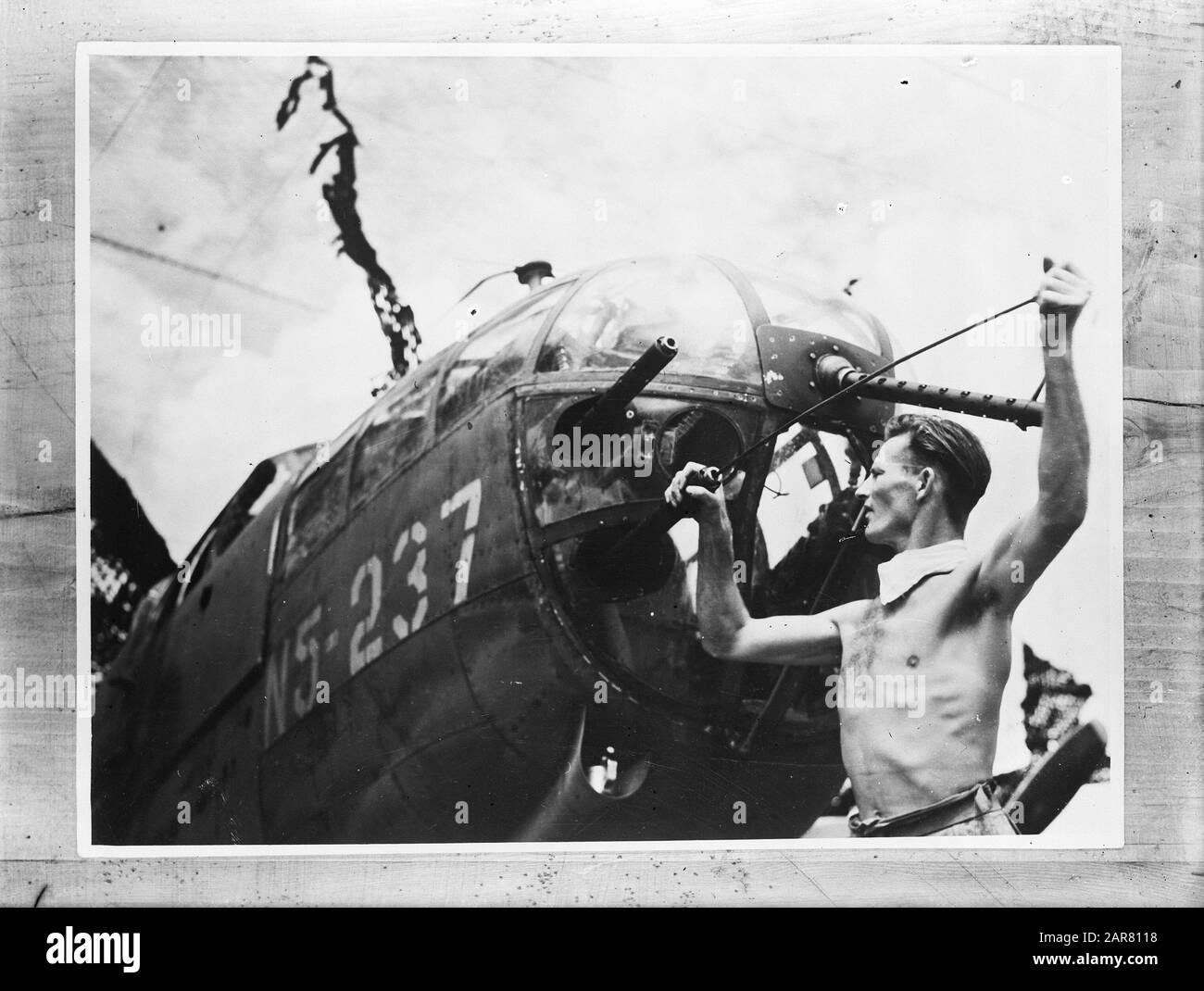 Auf einem australischen Stützpunkt wird ein mittelschwerer Bomber der KNIL Air Force repariert und gereinigt. Ein australisches Mitglied der Bodenbesatzung reinigt eine Maschinengewehr-Anmerkung: Die Mitchell B25 trägt das Kennzeichen N5-237 Datum: Mai 1945 Ort: Australien Schlagwörter: Weltkrieg, Flugzeugeinrichtung Name: KNIL Stockfoto Auf einem australischen Stützpunkt wird ein mittelschwerer Bomber der KNIL Air Force repariert und gereinigt. Ein australisches Mitglied der Bodenbesatzung reinigt eine Maschinengewehr-Anmerkung: Die Mitchell B25 trägt das Kennzeichen N5-237 Datum: Mai 1945 Ort: Australien Schlagwörter: Weltkrieg, Flugzeugeinrichtung Name: KNIL Stockfoto