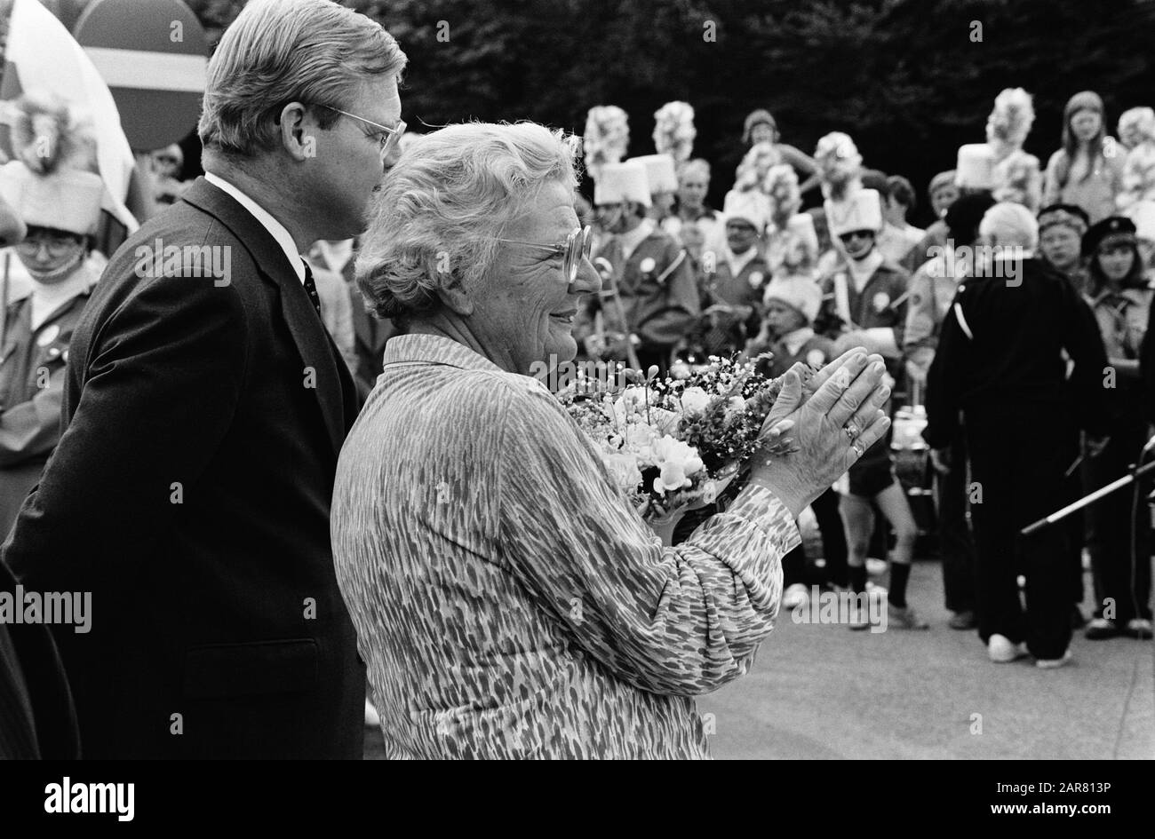 Prinzessin Juliana wurde ein Holzsofa der Menschen in Soest angeboten; Klatsch Prinzessin Juliana Datum: 30. Mai 1981 Ort: Soest, Utrechter Schlüsselwörter: Bevölkerung, Angebote, Bänke persönlicher Name: Juliana, Prinzessin Stockfoto