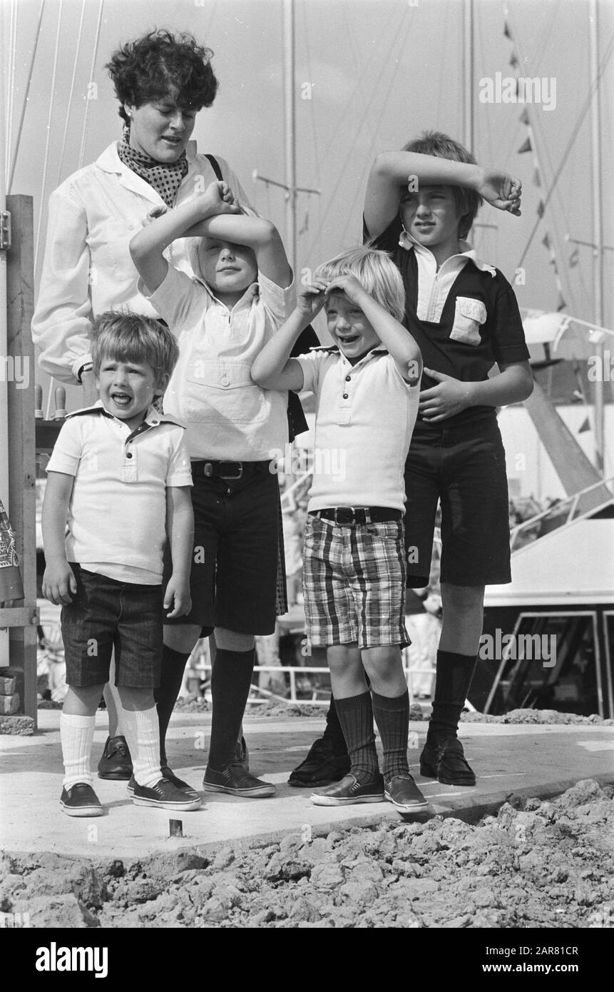 Prinzessin Margriet und Familie bei der Eröffnung des neuen Yachthafens Scharrendijke (Zeeland); Prinsjes Floris, Bernhard, Pieter Christiaan und Maurits Uhrdatum: 10. August 1978 Ort: Scharendijke, Zeeland Schlüsselwörter: Eröffnungen, Yachthäfen persönlicher Name: Bernhard, Fürst, Floris, Margriet, Prinzessin, Maurits, Fürst Stockfoto