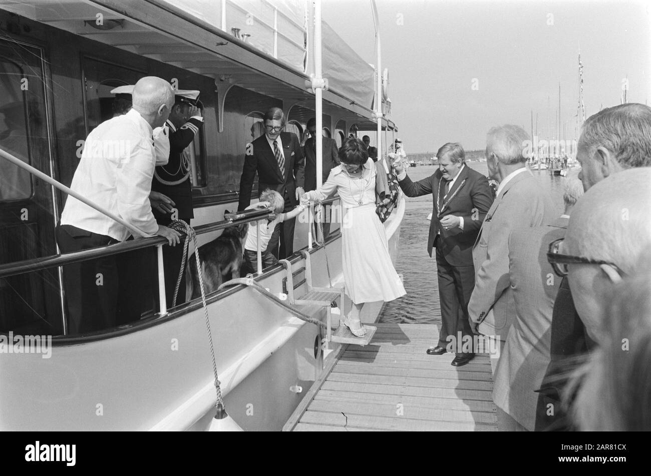 Prinzessin Margriet und Familie bei der Eröffnung der neuen Marina Scharrendijke (Zeeland); Prinzessin Margriet und Familie bei Besuch Datum: 10. August 1978 Ort: Scharendijke, Zeeland Schlüsselwörter: Eröffnungen, Besuche, Yachthäfen persönlicher Name: Margriet, Prinzessin Stockfoto