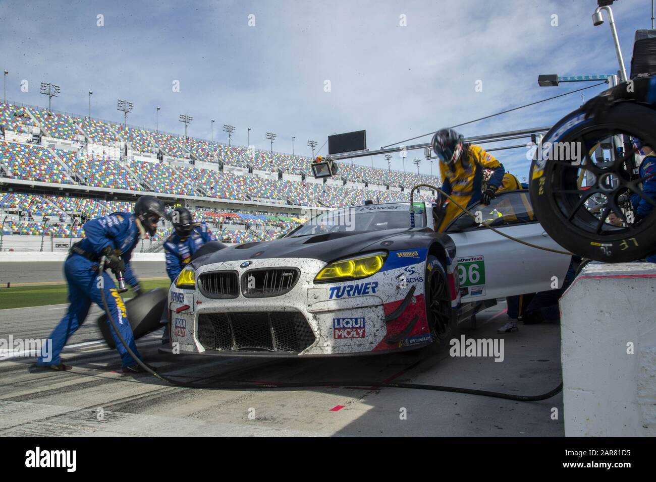 Daytona Beach, Florida, USA. Januar 2020. Der BMW M6 GT3-Wagen von Turner Motorsport macht einen Zwischenstopp für die Rolex 24 In Daytona auf dem Daytona International Speedway in Daytona Beach, Florida. (Bild: © Logan Arce/ASP) Stockfoto