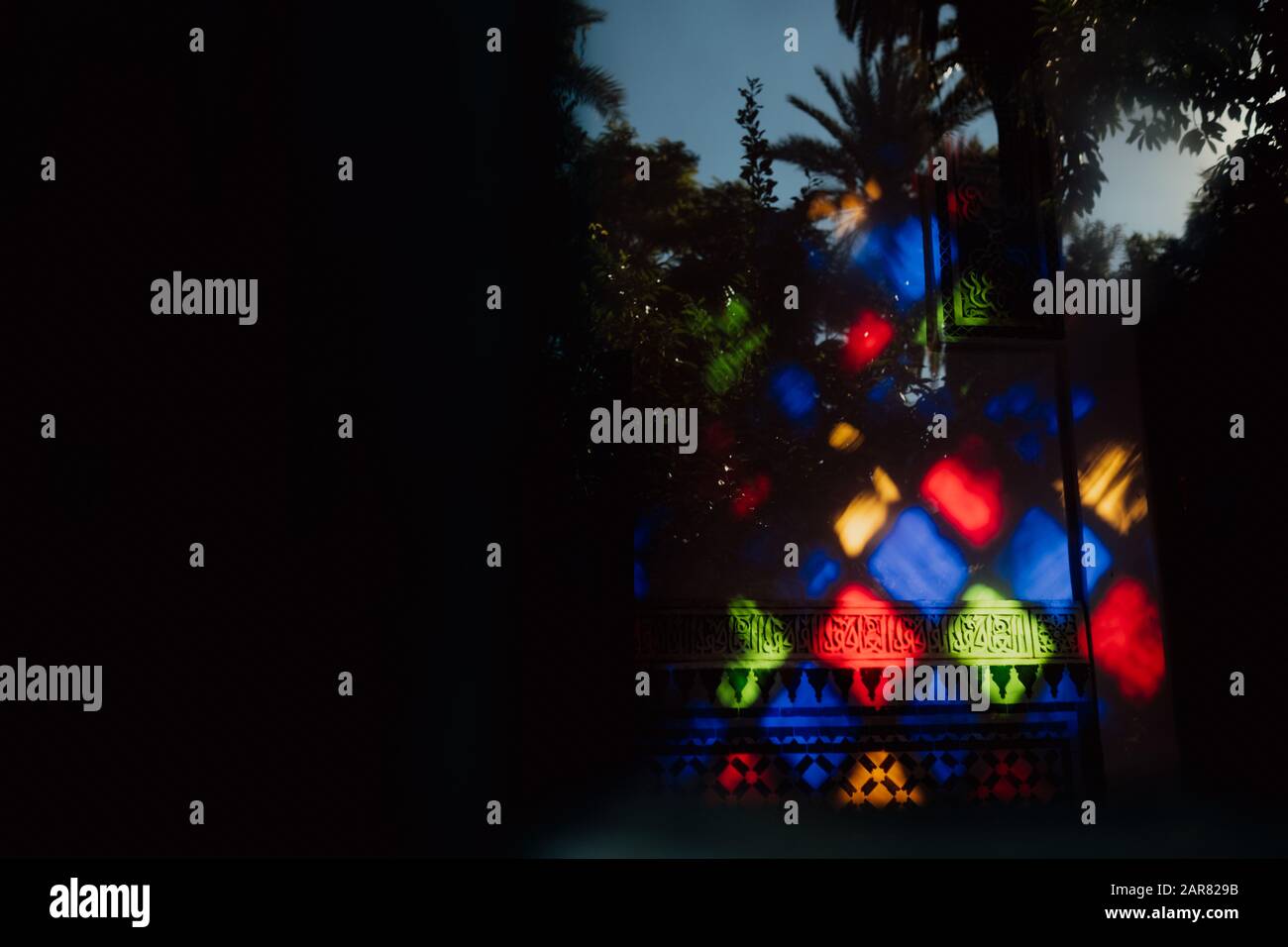 Buntes Fenster im El Bahia Palast, Marrakesch, Marokko Stockfoto