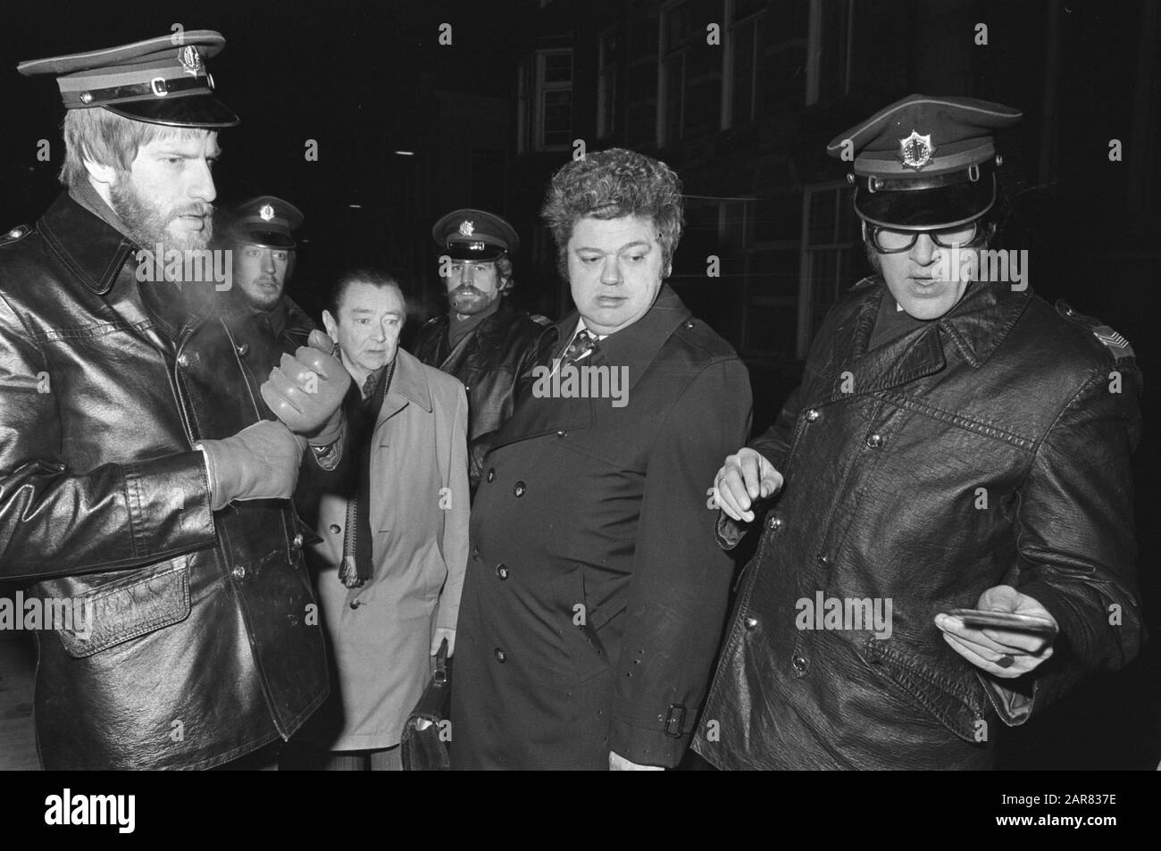 Prozess gegen RAF-Mitglied Kurt Folkerts in Utrechter; Kontrolle durch die Polizei am Gerichtsgebäude und Bürgermeister Vonhoff Datum: 6. Dezember 1977 Ort: Utrechter Schlüsselwörter: Polizei, Bürgermeister, Gerichte, Prozesse persönlicher Name: Vonhoff, Henk Institutionenname: RAF Stockfoto