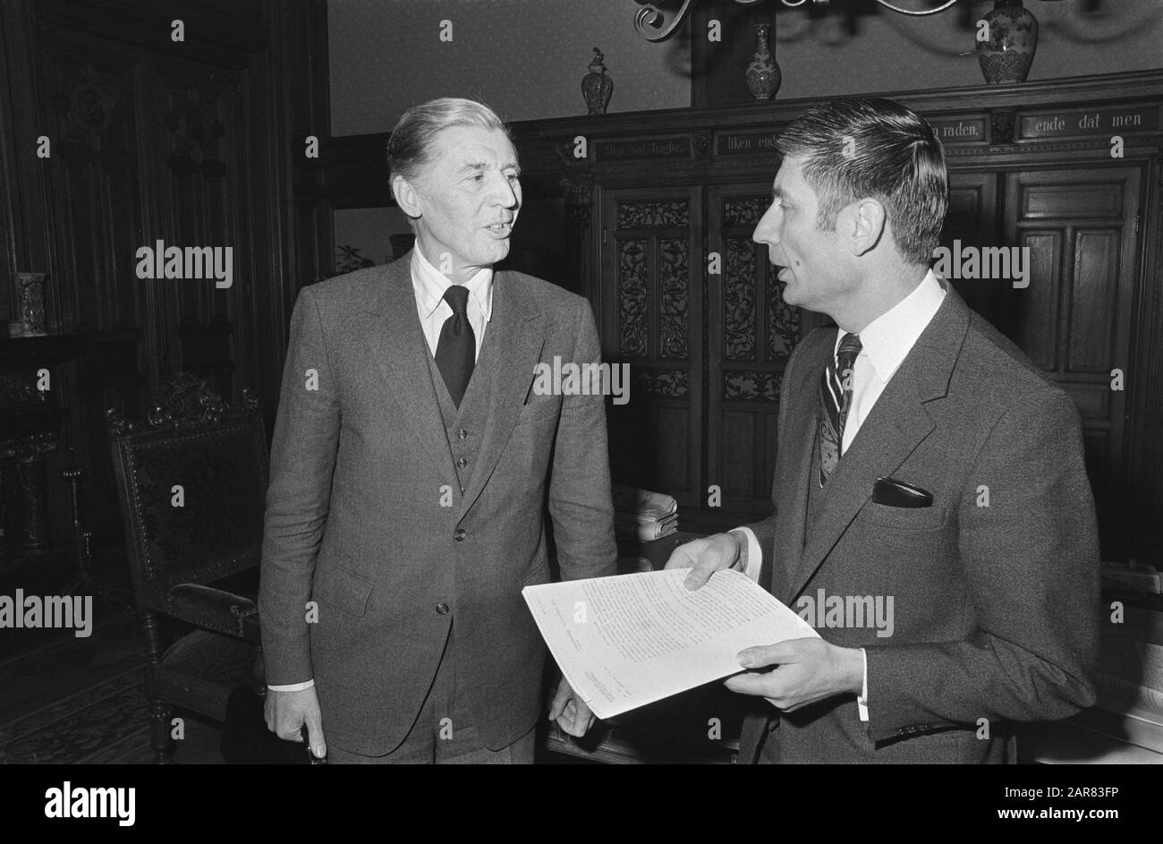 Generalstaatsanwalt mr. J. J. Hartsuiker präsentiert vorläufigen Bericht über die Versäumnis von Arrest Menden an Minister Van Agt; Heart Sugar (l.) und Van Agt/Date: 23. November 1976 Schlüsselwörter: Berichte, Übergabe Stockfoto