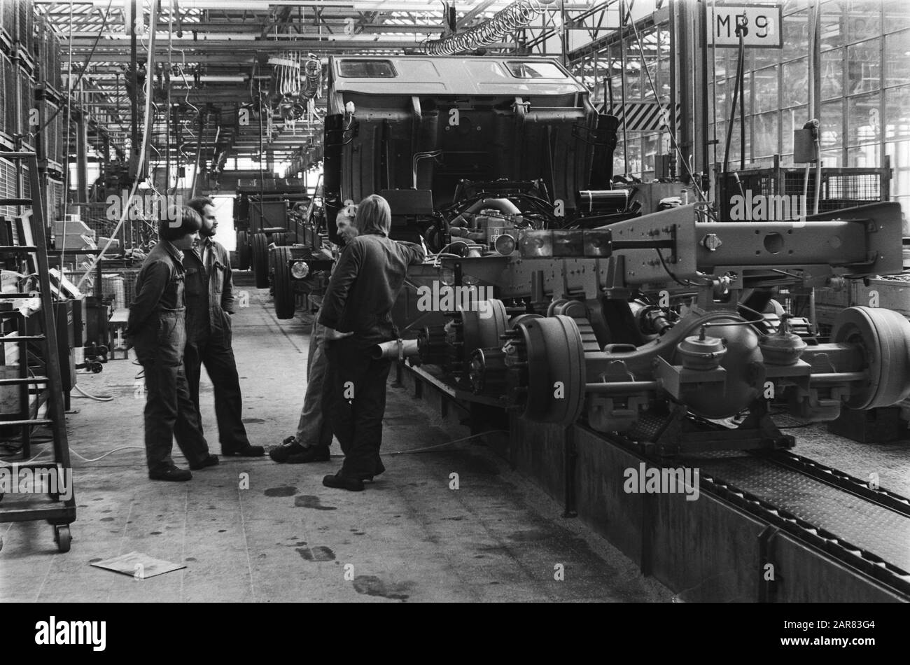 Produktion bei DAF Trucks Eindhoven still im Zusammenhang mit Streik in Belgien; Mitarbeiter im Gespräch nach Produktionsstillstand Datum: 9. März 1978 Standort: Belgien, Eindhoven Schlagwörter: Streiks Stockfoto