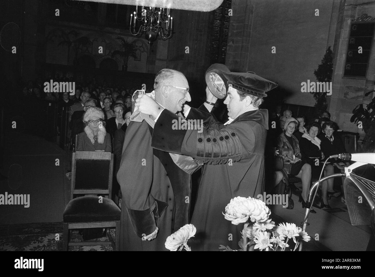 Königin Juliana ist beim 150-jährigen Jubiläum der tierärztlichen Ausbildung in Domkerk, Utrechter Prof. dr. C.J.S. Wensing (r) gewährt Ehrenpromotion. Auf dem Foto: Anthonie Marinus Frens, Professorin für Tierphysiologie an der Landwirtschaftsschule in Wageningen des Förderers Prof. dr. TH. De Groot; an Prof. Dr. Ludwig Kotter, Professor für Lebensmittellehre in München durch Promoter Prof. ir. B. Krol und Prof. Dr. Marcel M. Vandevassche, Professor für tierärztliche Geburtshilfe und Reproduktion in Gent des Förderers Prof. dr. C. H. W. de Bois. Datum: 8.Dezember 1971 Ort: Utrechter, Utrechter Schlüsselwörter: Stockfoto