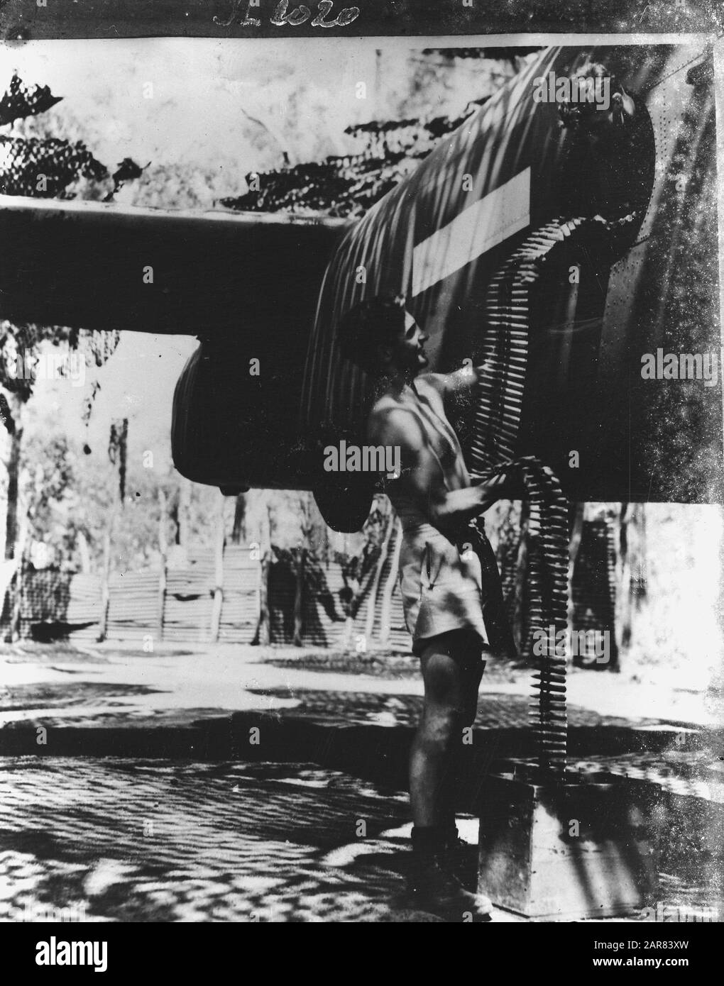 [Kugelriemen für Maschinenpistole werden in einem Flugzeug gehisst. Australien. 18. Geschwader?] Datum: 1940-1945 Ort: Australien Schlagwörter: Militär, Munition, Weltkrieg, Flugzeug Stockfoto