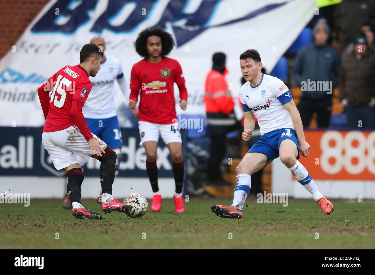 Birkenhead, Großbritannien. Januar 2020. Andreas Pereira von Manchester United schlägt Connor Jennings von Tranmere Rovers beim Spiel der vierten Runde des FA Cup zwischen Tranmere Rovers und Manchester United im Prenton Park am 26. Januar 2020 in Birkenhead, England. (Foto von Richard Ault/phcimages.com) Credit: PHC Images/Alamy Live News Stockfoto