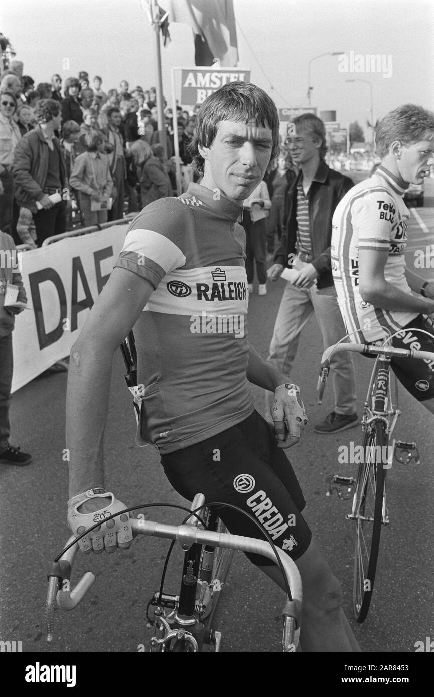 Profronde van Tiel; Johan van de Velde mit seinem Fahrrad Datum: 17. August 1982 Schlagwörter: Radsport, Radsport Stockfoto